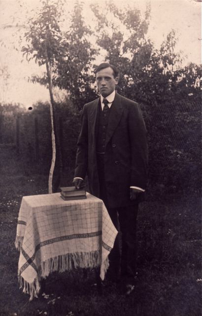 Man zkt vrouw, is in het bezit van tafel en twee boeken. Staat ambitieus in het leven wegens groot tafelkleed.